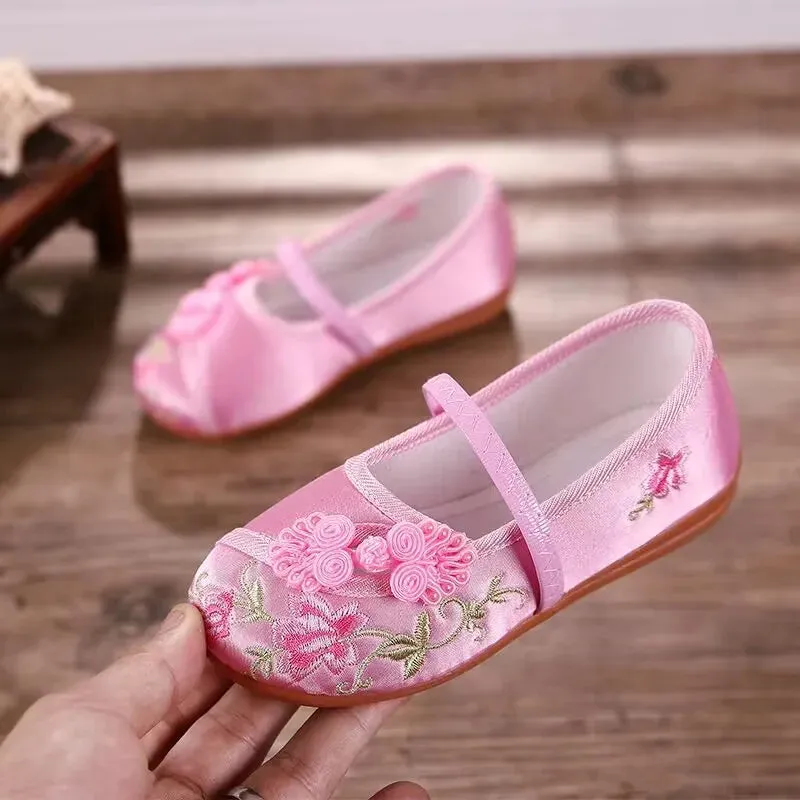 2024 New Retro Silk  Girls' Cloth Shoes Manual Flower Embroidered Chinese Style Girls Casual Shoes National Wind Dance Shoes