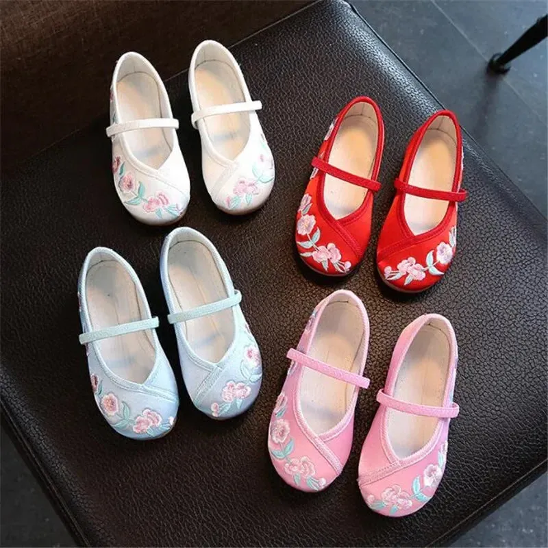 2024 New Retro Silk  Girls' Cloth Shoes Manual Flower Embroidered Chinese Style Girls Casual Shoes National Wind Dance Shoes