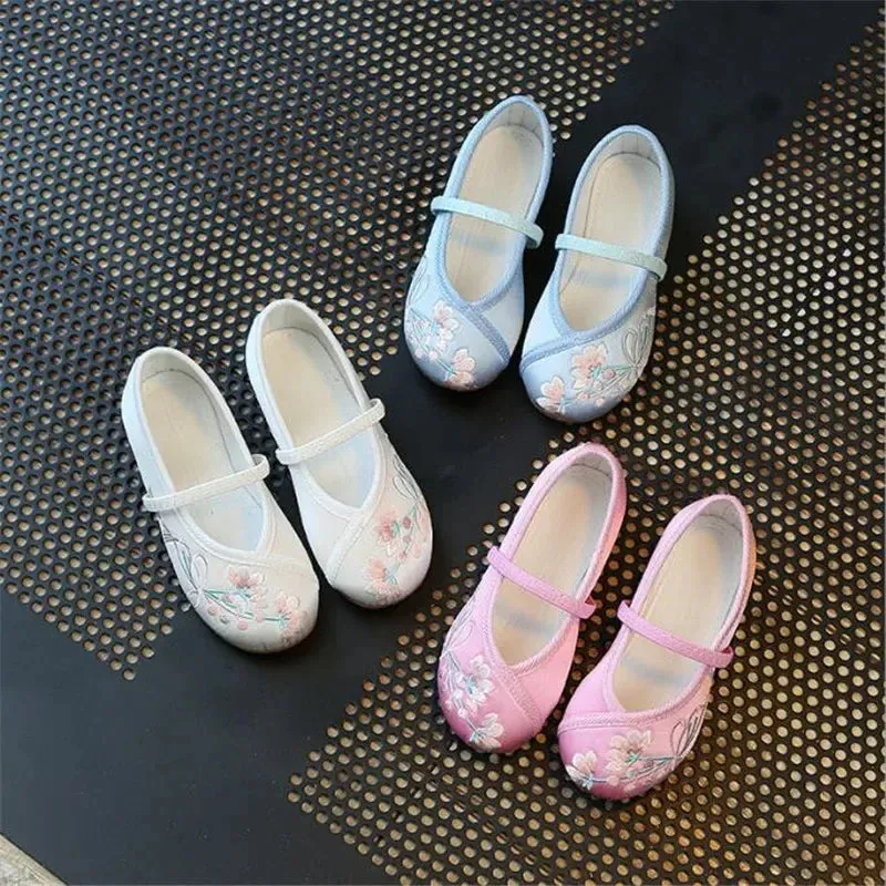 2024 New Retro Silk  Girls' Cloth Shoes Manual Flower Embroidered Chinese Style Girls Casual Shoes National Wind Dance Shoes